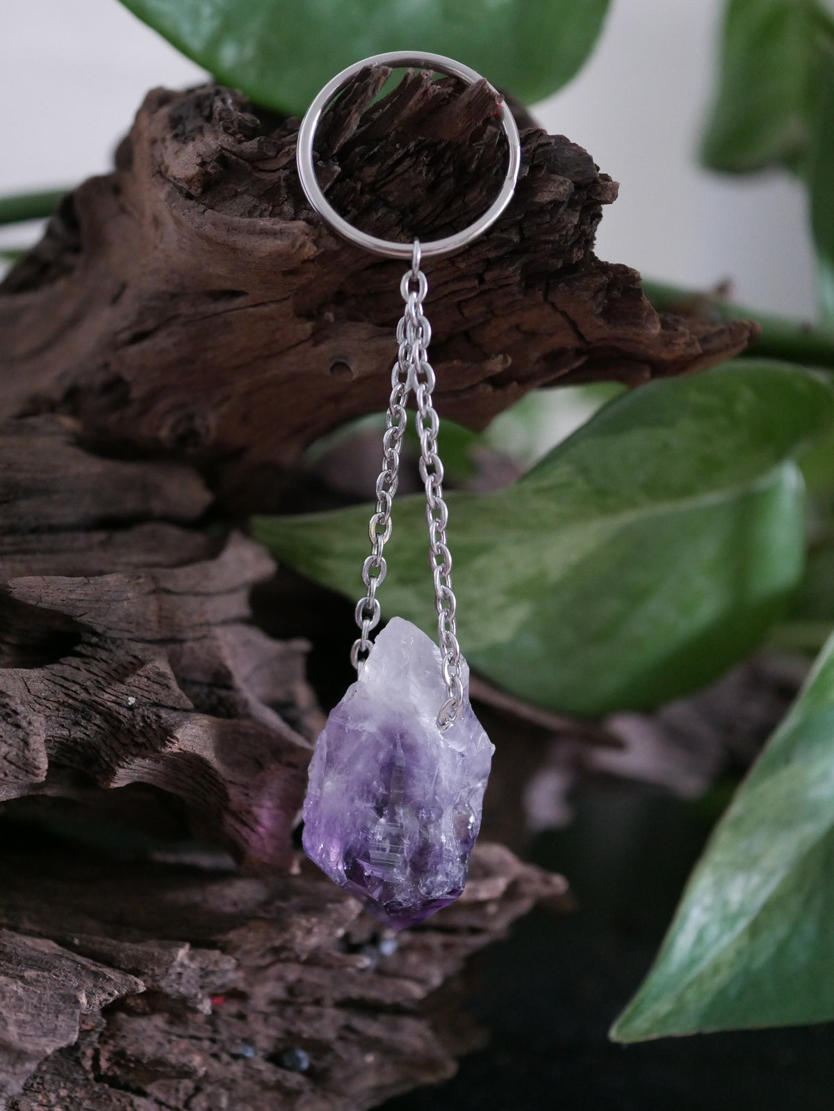 „Little Guardian“ - Schlüsselanhänger mit natürlichem Amethyst-Rohkristall