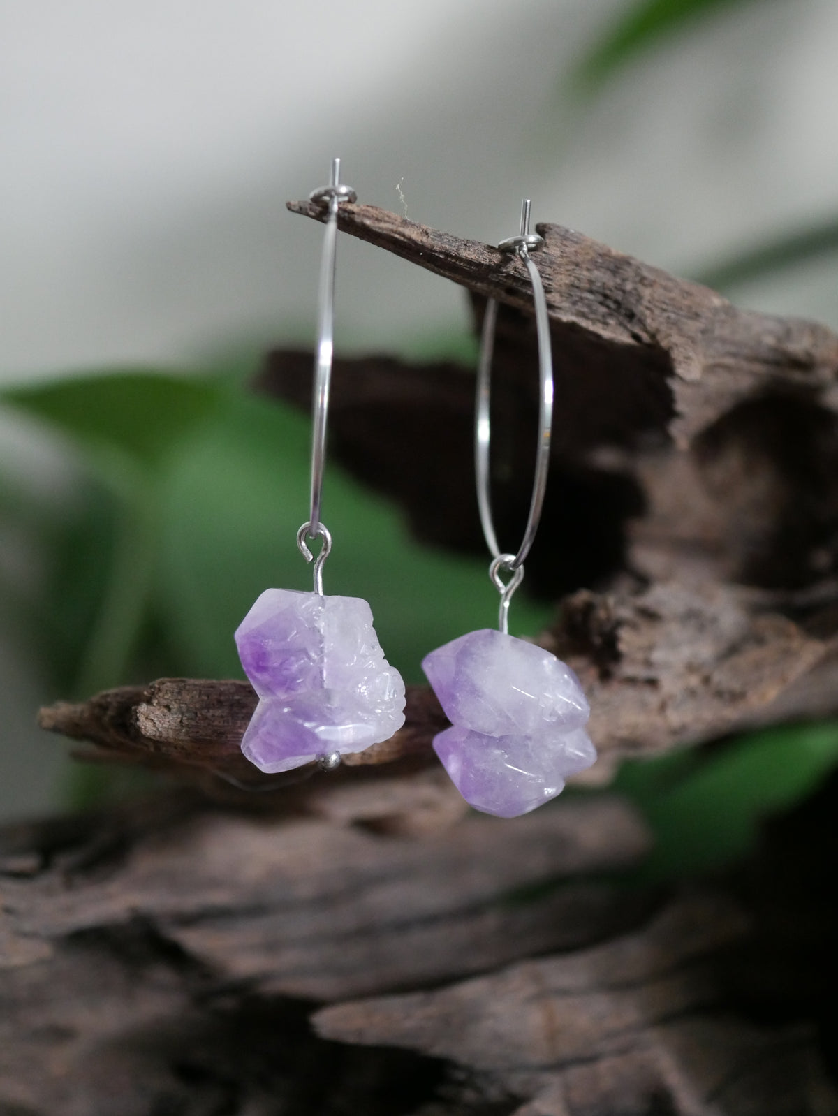 „Wild Amethyst“ - Creolen mit natürlichen Amethyst-Rohkristallen