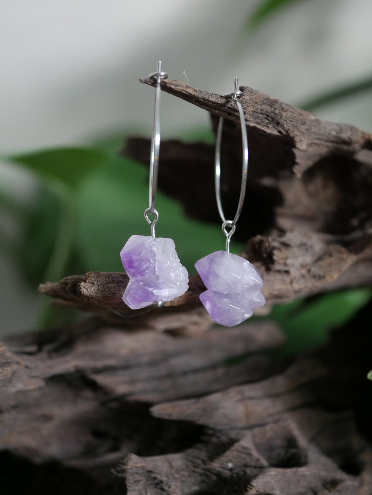 „Wild Amethyst“ - Creolen mit natürlichen Amethyst-Rohkristallen