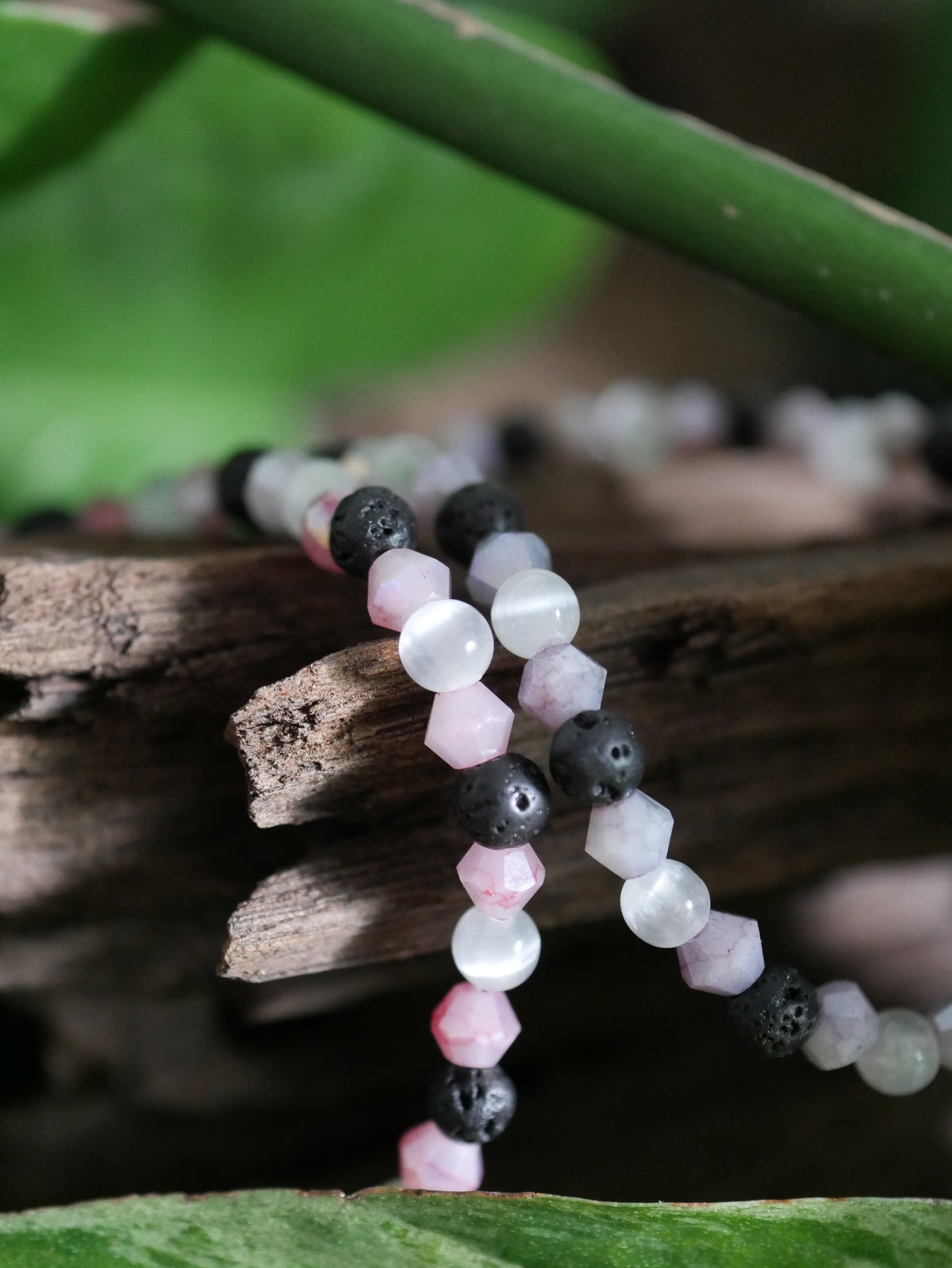 „Selava“ - Armband aus Selenit & Lavastein