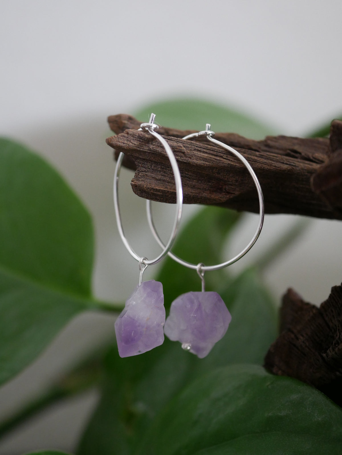 „Wild Amethyst“ - 925er Silber Creolen mit Amethyst-Rohkristallen