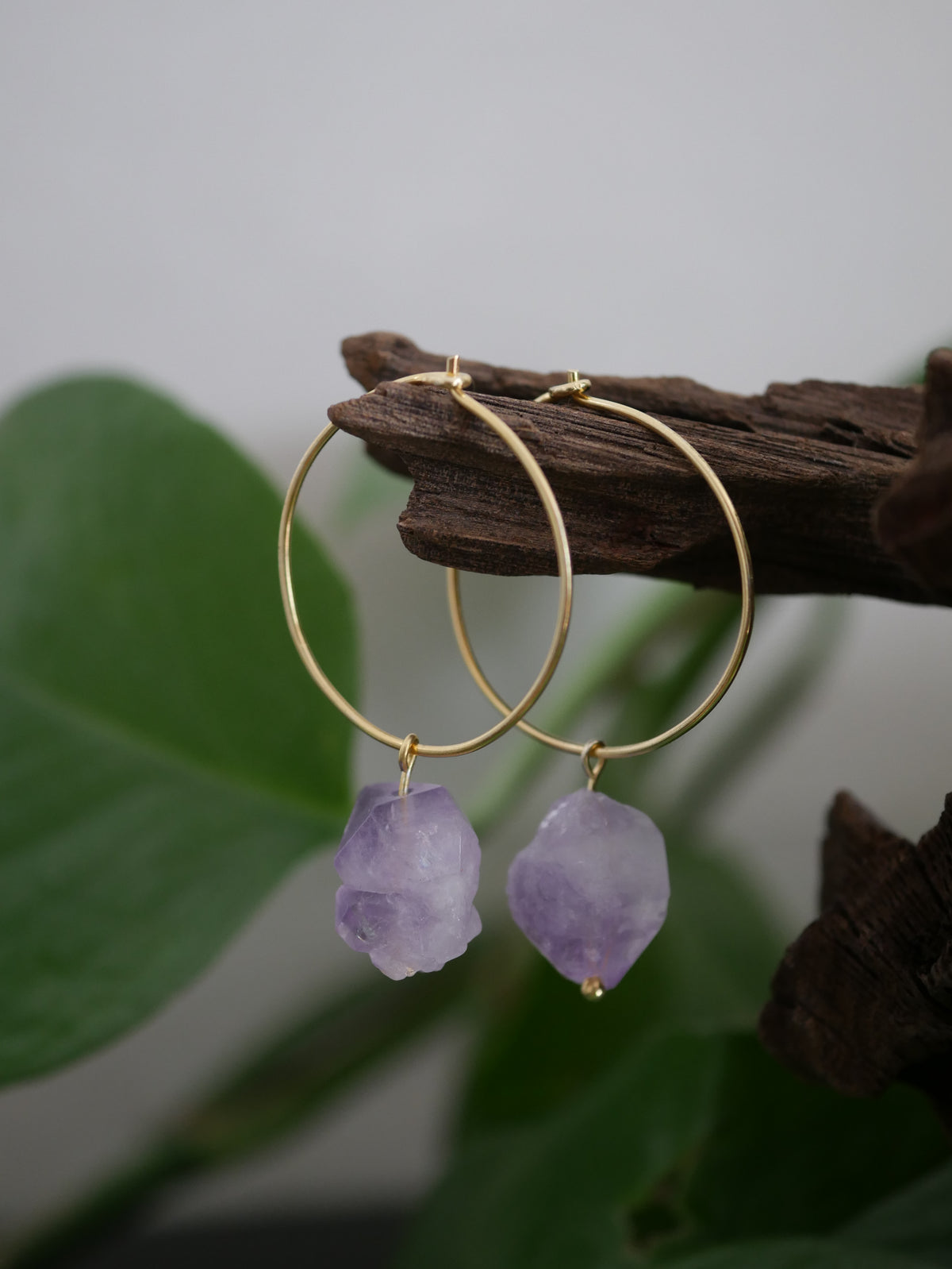 „Wild Amethyst“ - 925er Silber Creolen mit Amethyst-Rohkristallen